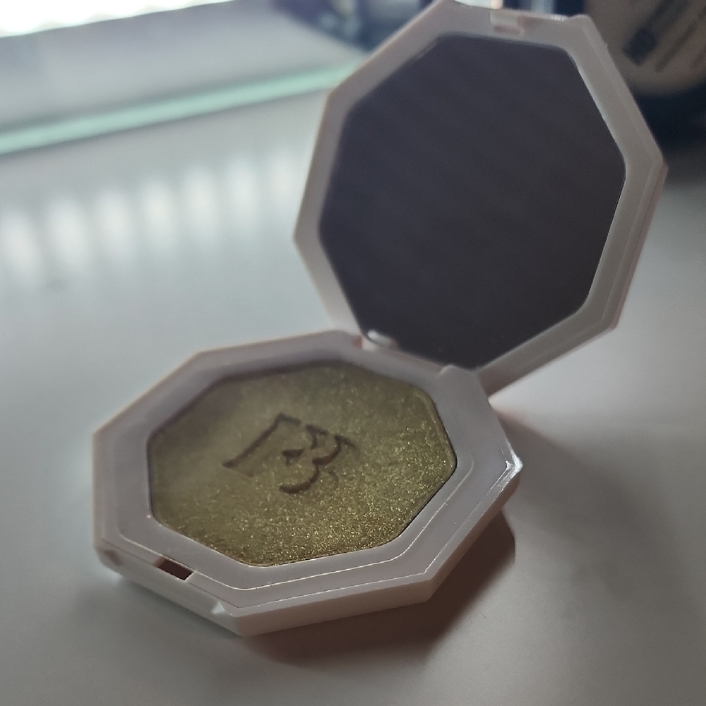 Never Touched. Fenty Beauty Shimmering Gold Highlighter/ Multi Use.